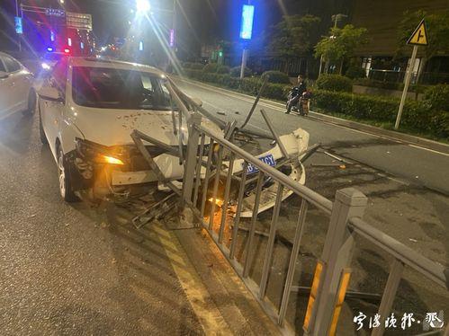 吃瓜群众撞上护栏事件视频,视频记录惊魂一幕