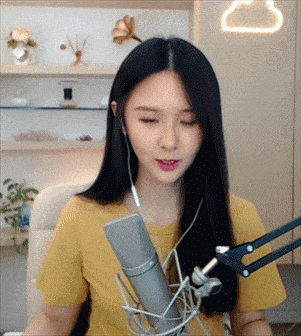 邓紫棋在吃瓜视频,明星生活的真实一面