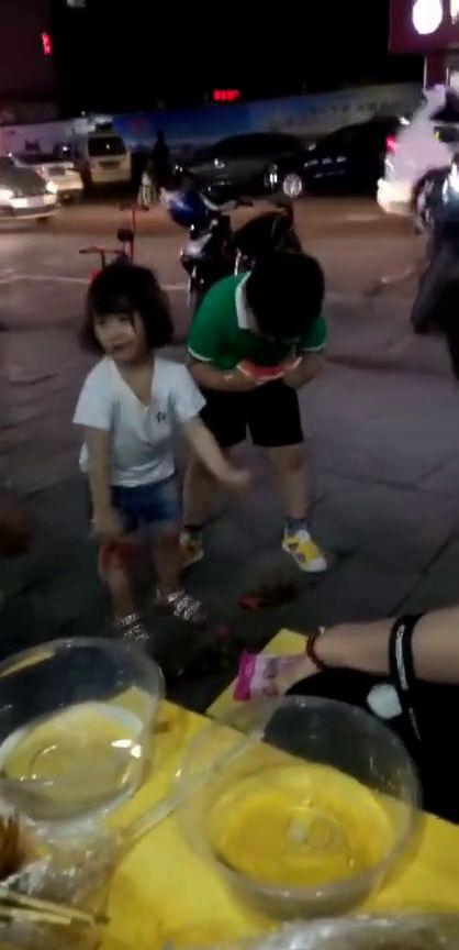 湖北兄妹吃瓜事件视频播放,一场引发网友热议的乡村奇闻