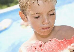 男孩吃角瓜的视频大全图片